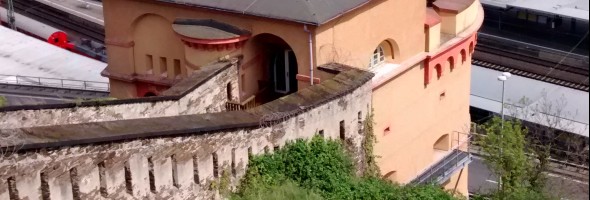 Fort Großfürst Constantin, Kehlturm mit gedecktem Weg
