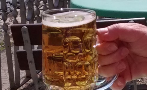 Der Durscht und der Biergarten rufen: Prosit