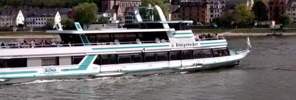 Koblenz: Fahrgastschiff auf dem Rhein vor den Kaiserin-Augusta-Anlagen