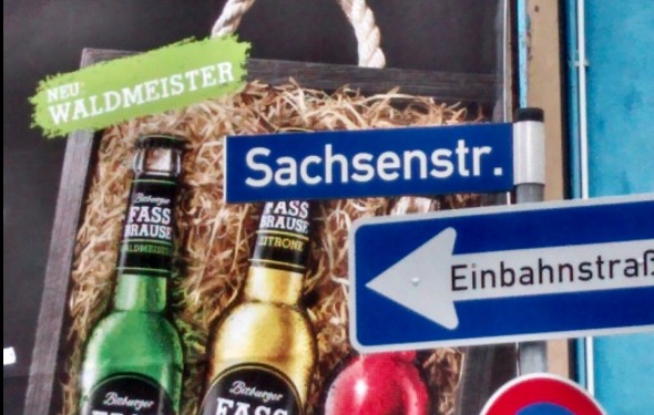 Am Ende der Sachsenstraße: Reklame für Bitburger Fassbrause. Jetzt neu: Waldmeister!
