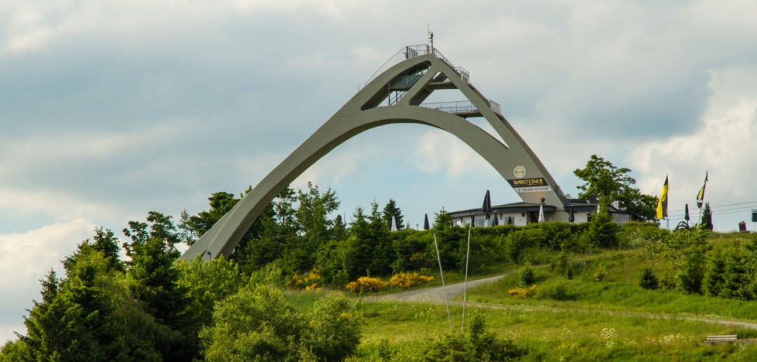 Die Ganzjahresschanze St. Georg in Winterberg ragt mit ihrer Höhe von 100 Metern weithin sichtbar gen Himmel. (#2)