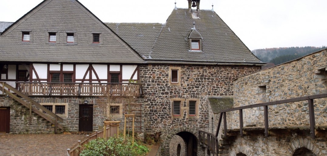 Die 900 Jahre alte Burg Altena ist das kulturelle Zentrum des Sauerlandes. Das Foto zeigt den Innenhof mit dem Glockenturm. (#3 )