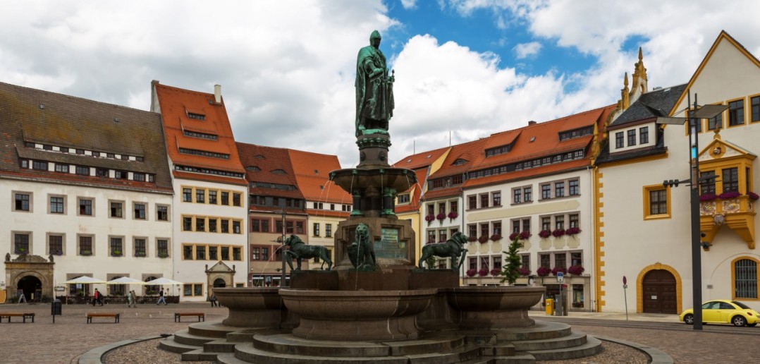 Der Marktbrunnen in Freiberg/Sachsen erinnert an Otto, den Reichen. Es erinnert aber auch an die zeitgenössischen Studenten... (#2)