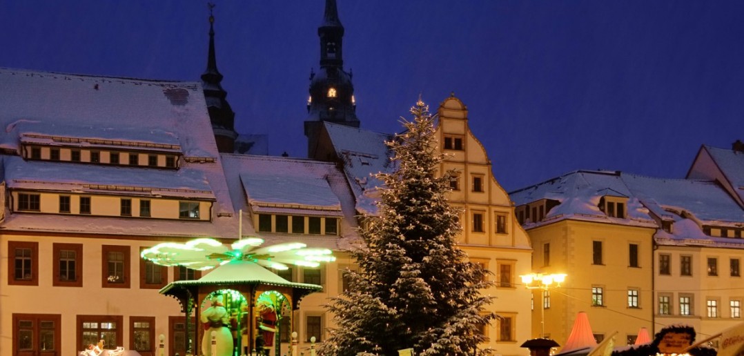 Das Erzgebirge hat dem Weihnachtsmarkt in Freiberg/Sachsen schon seinen Stempel aufgedrückt. Das hat ihm aber gut getan. Hell beleuchtete Bergmannshütten bieten Regionstypisches. Vom Engel bis zum Bergmann findet man hier wertvolle Holzschnitzereien. (#3)