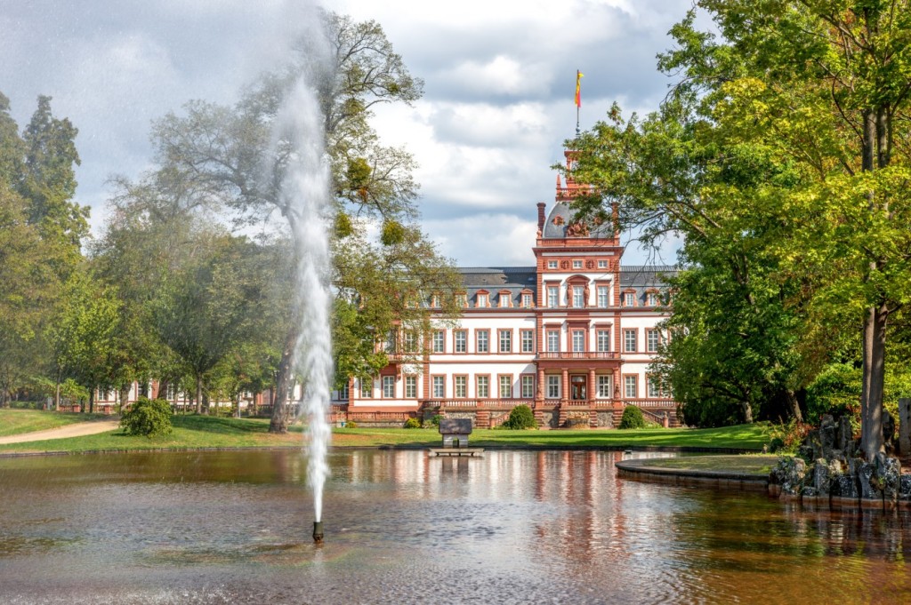 Schloss Philippsruhe ist nicht ganz so bekannt wie etwa die Moritzburg. Dies ist dem Charme des historischen Gebäudes jedoch nicht abträglich. Schloss Philippsburg wurde damals von 1700 bis 1725 erbaut - ursprünglich für den Hanauer Grafen Philipp Reinhard. Schloss Philippsburg liegt bei Kesselstadt im Westen der Stadt Hanau. (#2)