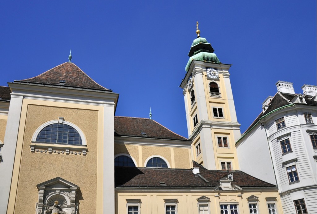 Unweit des Aufgangs- und Endpunkts der Stadtrundfahrt am Schottentor liegt die Schottenkirche. Das Areal am Schottentor ist seit den 60er-Jahren bekannt, liegt hier doch das sogenannte Jonas-Reindl, eine unterirdische Wendeschleife oder Kehre der Tram, wie hier die Straßenbahn heißt. Viel Geschichte und geschichtsträchtiges findet sich hier. Das Schottentor - ehemals Bestandteil der Wiener Stadtmauer nahe der Schottenbastei wurde übrigens im Jahr 1860 abgebrochen. (#3)