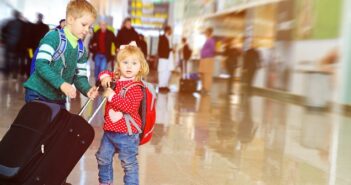 Zwei Zwerge on Tour: Zwei Kleinkinder fliegen