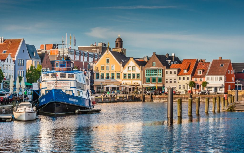 Husum liefert Bilder vom Wasser im Husumer Binnenhafen und dem bekannten Theodor-Storm-Haus in der Wasserreihe.. (#7)