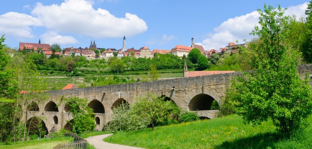 Rothenburg ob der Tauber: Bilder der Doppelbrücke zeigen stets auch die mittelalterliche Skyline der Stadt. (#8)