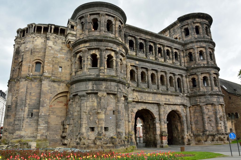 Trier: Bilder der Porta Nigra, dem Vermächtnis aus der Römerzeit sowie dem Amphitheater, den Barbarathermen, den Kaiserthermen, der Konstantinbasilika und des Doms finden sich in jedem Album eines Moselurlaubers. (#5)