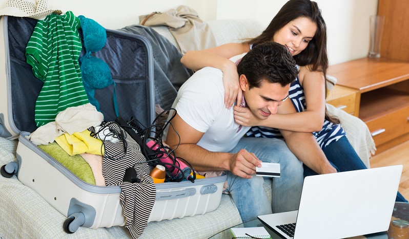 Beim genauen Hinsehen zeigt sich, dass viele Familien das Urlaubsgeld nicht so locker aus der dafür bereitgestellten Kasse bezahlen können. Wenn man nach der Buchung ein dickes Minus auf dem Konto hat, fällt das jedoch nicht so sehr auf wie ein Ratenkredit. (#01)
