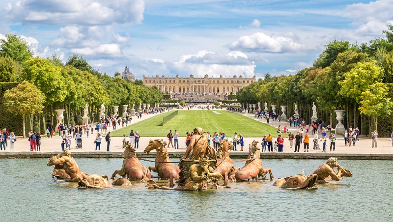 Wer im Rahmen seines Paris-Urlaubs einen Besuch des Schlosses plant, sollte sich frühzeitig um Tickets kümmern. Heißt: Vor der Anreise. Denn so spart man sich das stundenlange Warten in der Schlange an den Kassen vor der Residenz. (#01)