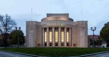 Schwarz auf Weiß: Faust gibt sich auf der Volksbühne am Rosa-Luxemburg-Platz in Berlin die Ehre