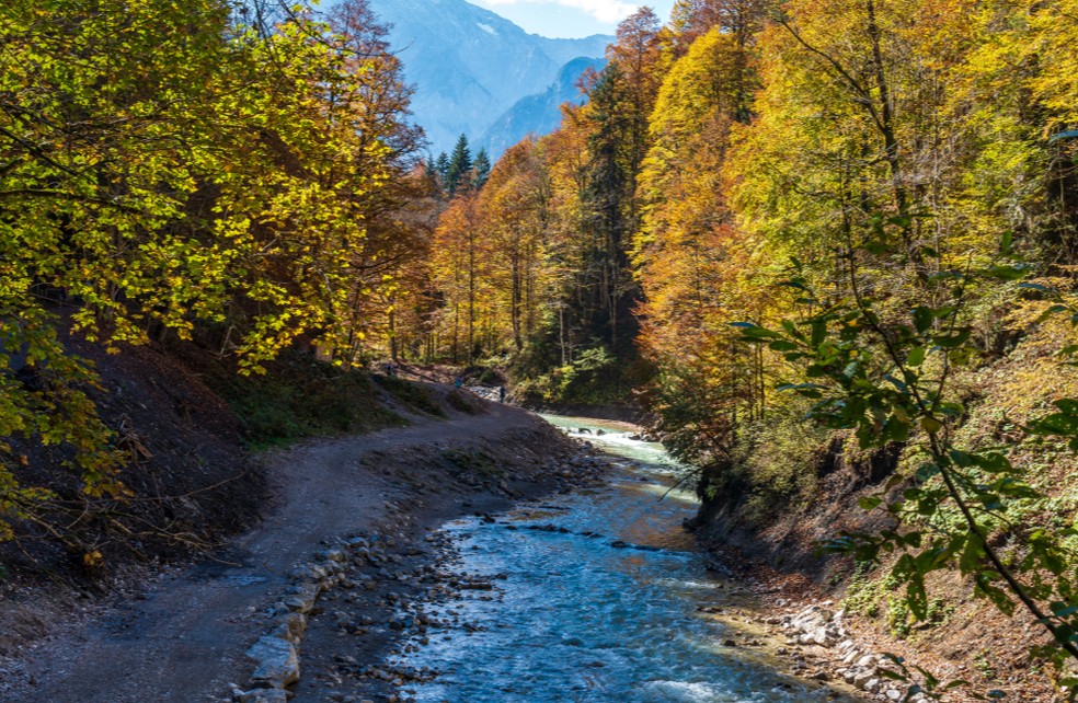 "Ist die Partnachklamm wieder geöffnet?" - das haben sich sicher viele der jährlich über 400.000 Besucher gefragt. Die engen Schluchten und das brausende Naturerlebnis lockt Jahr für Jahr mehr Gäste an. (#1)