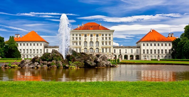 Das Nymphenburger Schloss in 80638 München präsentiert sich mit seinem opulenten Schloss im Stile des Barock sowie mit den beeindruckenden Parkanlagen.