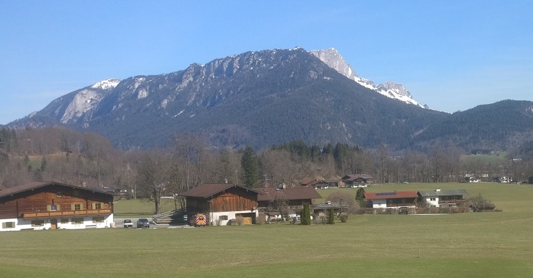 Das Schöne an den Pensionen und Ferienwohnungen am Königssee: sie fügen sich wesentlicher harmonisch in die Landschaft ein, als die großen Hotels. Wer nachhaltig urlauben will, wird sich hier eins mit der Natur fühlen können. Hier die Adressen einiger günstiger Pensionen und Ferienwohnungen.