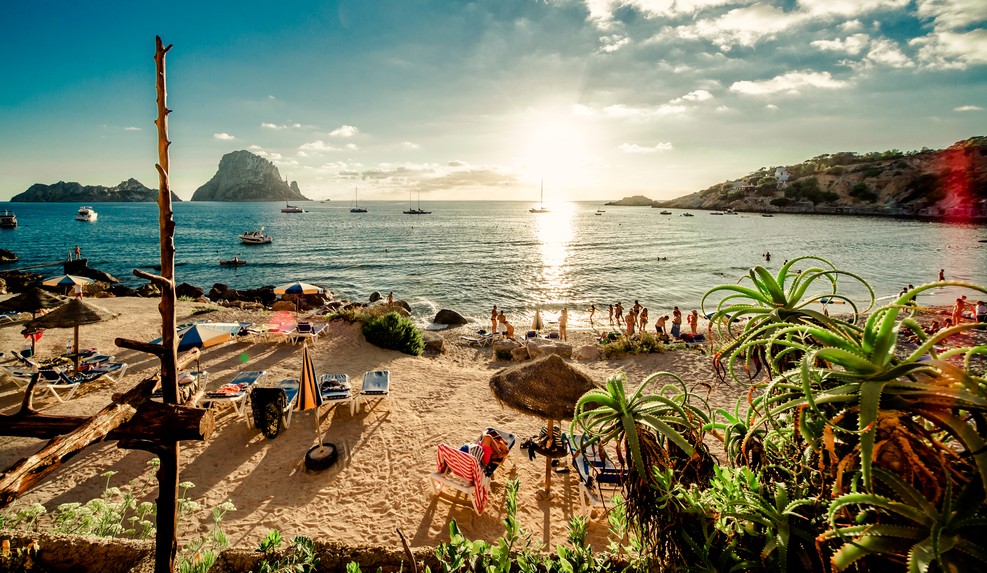 Für Mike Oldfield-Fans ist ein Sonnenuntergang am Cala d'Hort Beach ein Must-See. Von den starken Eindrücken wird man dann in den Träumen im Glückshotel Ibiza noch lange eingefangen sein - wenn man nicht gleich am Strand übernachtet. (#1)