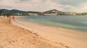 Der weitläufige Strand von Talamanca mit seinem feinen Sand. Das Glückshotel Ibiza ist hier nicht weit gelegen. (#2)