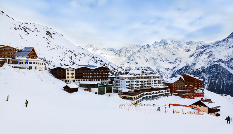  Wer also vom Ski oder Snowboarden gar nicht genug bekommen kann, der möge den Gletscher doch auch noch im Sommer erobern. ( Foto: Shutterstock-Tatiana Popova )