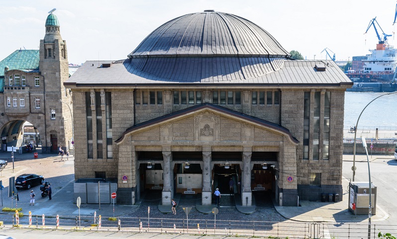 Wer in Hamburg Sehenswürdigkeiten erleben will, kommt um den Alten Elbtunnel nicht herum!  ( Foto: Shutterstock- SN-Photography )