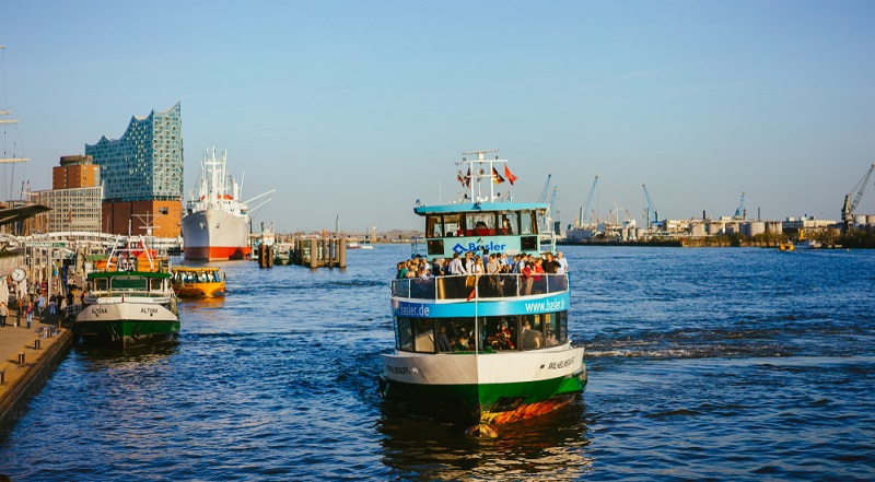  Klassische Tour durch den Hafen oder durch die Speicherstadt, vorbei an großen Frachtern, Docks und Dampfern – von den Landungsbrücken aus geht es zu einer ein- oder mehrstündigen Rundfahrt durch den Hafen.  ( Foto: Shutterstock- Igor Tichonow)