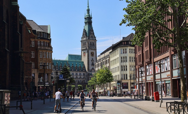 Wo ist es am schönsten in der EU? Richtig, in Hamburg! Familien mit Kindern entdecken dort wunderbare Sehenswürdigkeiten und das gern mit dem Rad. ( Foto: Shutterstock-_ jan kranendonk)