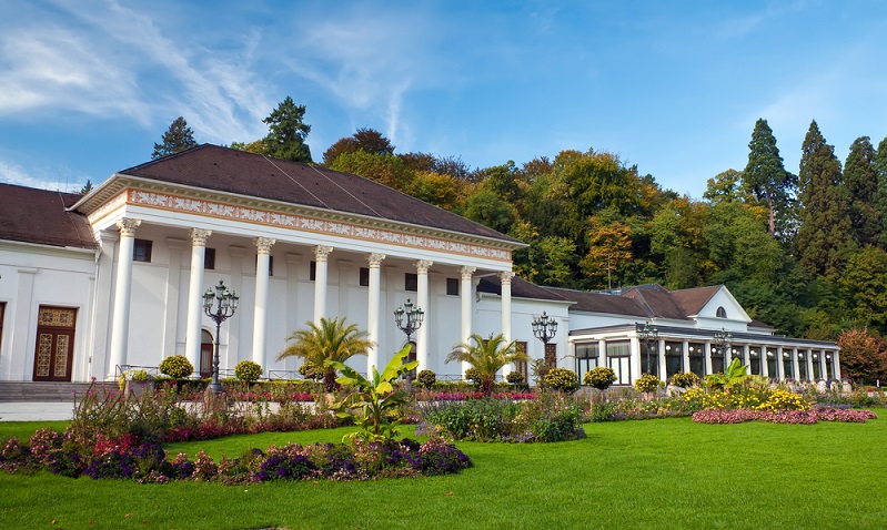 Das Casino der Stadt ist auf der ganzen Welt bekannt und befindet sich direkt im Kurhaus, das wiederum architektonisch an die Baukunst der römischen Antike angelehnt ist. ( Foto: Shutterstock-g215)