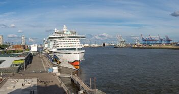 Schiffe auf der Elbe: Hier sieht man die fettesten Pötte ( Foto: Shutterstock- fritschk )