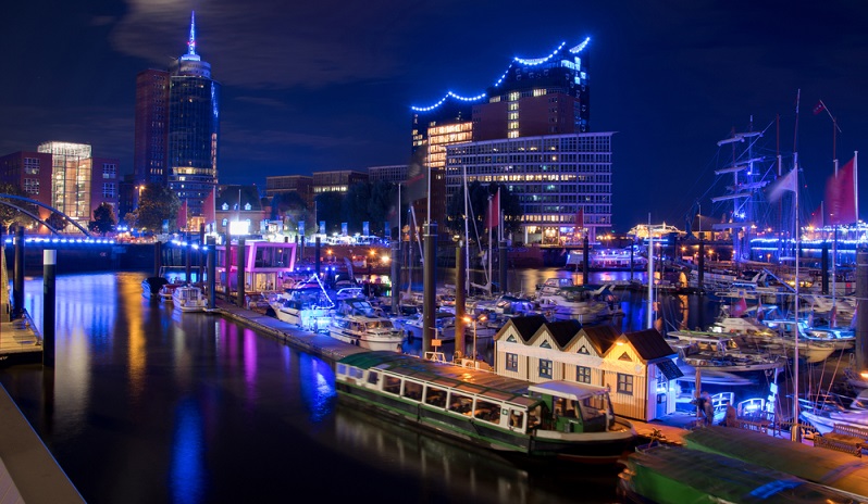 Kreuzfahrtschiffe sieht man am besten in der Hafencity im Hamburg Cruise Center.  ( Foto: Shutterstock- Gerckens-Photo-Hamburg )