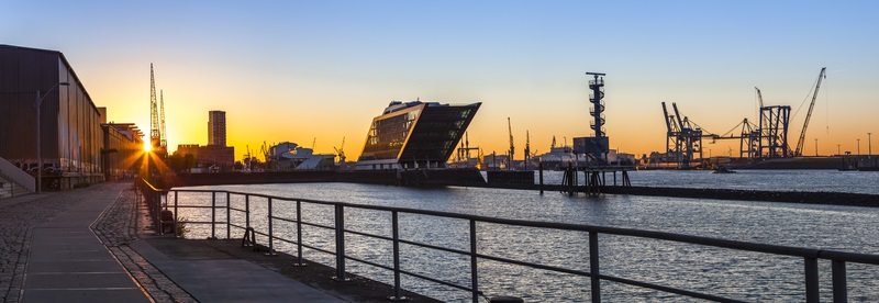 Das maritime Bauwerk Dockland bietet auf seinem Dach einen fantastischen Blick über die Elbe und die darauf fahrenden Schiffe.  ( Foto: Shutterstock-_Gerhard Roethlinger)