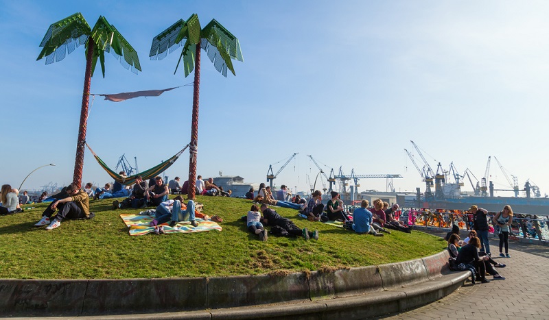 Der Park liegt zwischen Landungsbrücken und dem Fischmarkt Hamburgs und bietet eine angenehme Atmosphäre unter künstlichen Palmen.  ( Foto: Shutterstock- Christian Mueller )