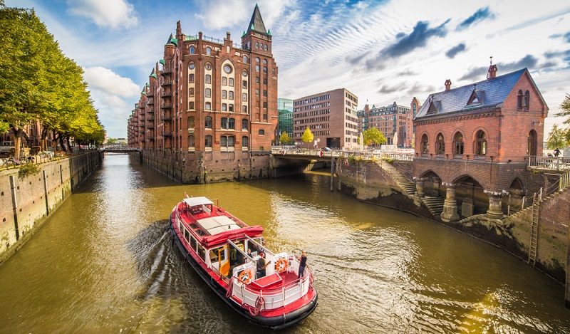 Mit dem Schiff die Speicherstadt entdecken.( Foto: Shutterstock- powell'sPoint  )