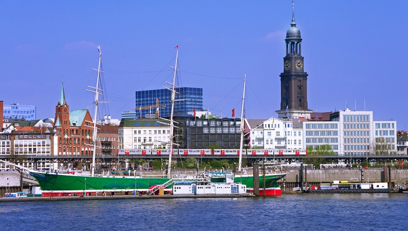 Wer gerne einen Ausflug in die Hansestadt Hamburg unternehmen möchte oder beruflich der Großstadt einen Besuch abstattet sollte die besten Plätze zum Schiffe gucken nicht verpassen.  ( Foto: Shutterstock- linerpics)