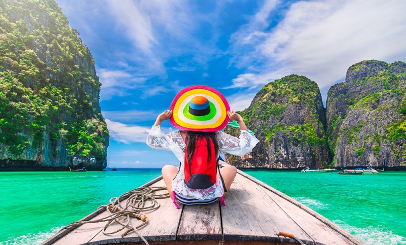 Die farbenfrohe Touristin sticht auf diesem Bild ins Auge, sie ist der Hingucker schlechthin. (Foto: Shutterstock-Day2505 )