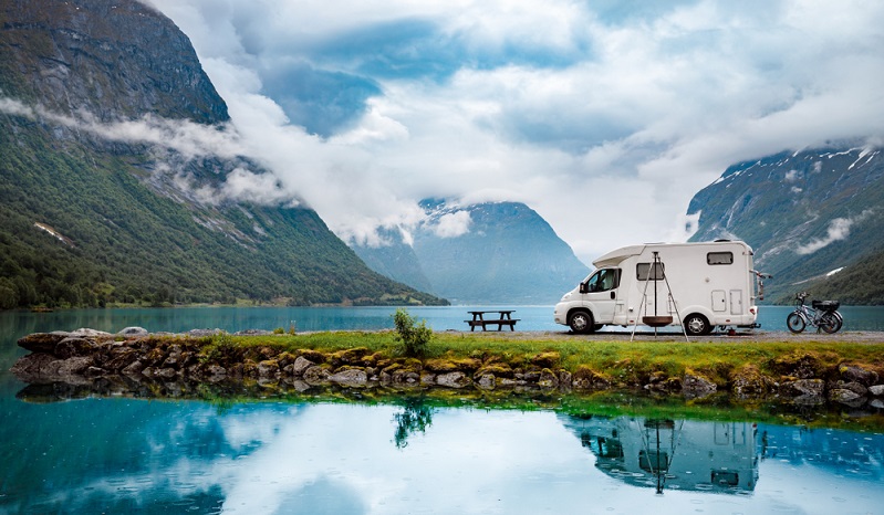 Der Fotograf hat hier eine ganz besondere Stimmung eingefangen, die durch die vor den Bergen ziehenden Wolken fast ein wenig unheimlich wirkt.(Foto: Shutterstock-_Andrey Armyagov )