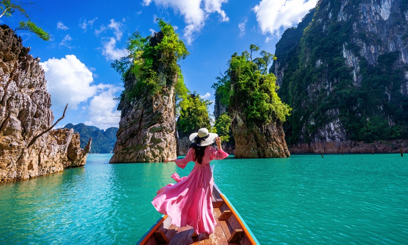 Die beiden grünbewachsenen Felsen und die junge Dame in ihrem rosafarbenen Kleid sind die beiden Highlights des Bildes ( Foto: Shutterstock-Guitar photographer )