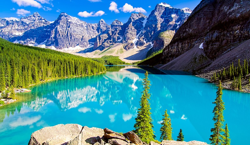 Auch hier setzt der Fotograf auf starke Kontraste zwischen dem blauen Wasser, den grauen, teils schneebedeckten Felsen und den grünen Bäumen. (Foto: Shutterstock-Andrey Bocharov )