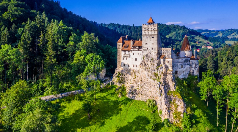 Das perfekte Urlaubsbild des Schlosses von Bran, das durch den damit verbundenen Mythos des Grafen Dracula weitaus weniger anheimelnd und harmonisch wirkt.(Foto: Shutterstock- emperorcosar_)