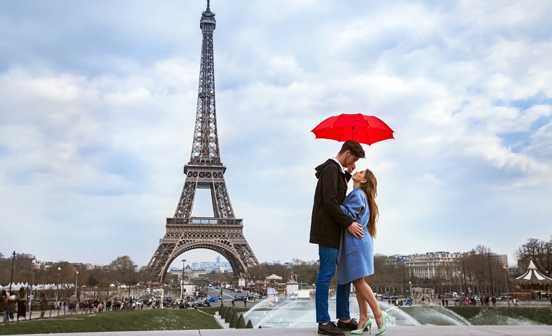  Der Betrachter sieht auf jeden Fall nur den Eiffelturm und das Paar, die restliche Stadt rückt dabei völlig in den Hintergrund. ( Foto: Shutterstock- Song_about_summer )