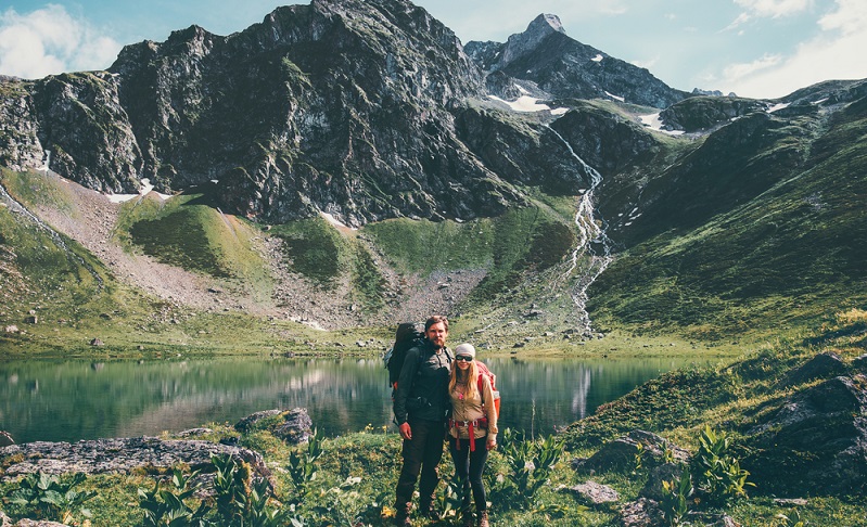 Die Farbgebung lässt die beiden Wanderer fast mit dem Bild verschmelzen, sie wirken, als würden sie zu der Landschaft gehören. ( Foto: Shutterstock-everst)