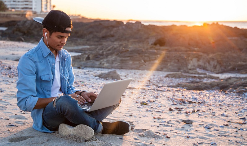 Bevor man einen Bildungsurlaub plant, sollte ein Antrag beim Arbeitgeber gestellt werden ( Foto: Shutterstock-Marjoli Pentz_)