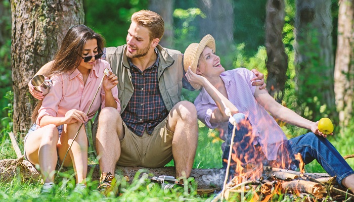 Wer plant, eine lange Wanderung zu unternehmen und entsprechende Pausen mit einrechnet, oder wer die Tagestour am Lagerfeuer beenden möchte, wird vielleicht auf einen kräftigen Wanderproviant setzen. ( Foto: Shutterstock- Just dance )