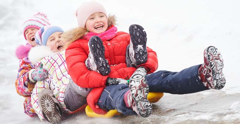 Winterschuhe müssen die Kinder warmhalten und wasserabweisend sein. ( Foto: Shutterstock-Dmitry Kalinovsky)