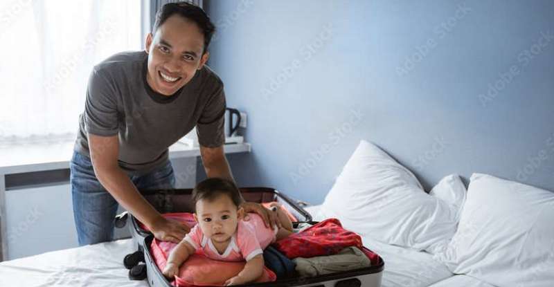 Je nach Alter des Kindes sollten auch Spielzeug, Kuscheltiere und, falls ein Baby mit an Bord ist, auch Utensilien wie Schnuller oder Trinkflasche eingepackt werden. ( Lizenzdoku: Adobe Stock-Odua Images )