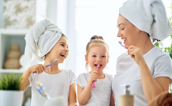 Die Zähne bitte nicht vergessen! Neben der Zahnbürste wird auch die Zahnpasta benötigt, Interdentalbürsten und Zahnseide sind im Urlaub ebenfalls wichtig ( Foto: Adobe Stock-   Yuganov Konstantin  )