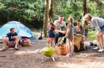 Camping mit der Familie: Welches Camping Zubehör darf nicht fehlen? ( Foto: Adobe Stock - Halfpoint )