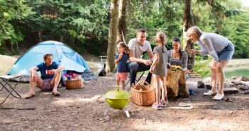 Camping mit der Familie: Welches Camping Zubehör darf nicht fehlen? ( Foto: Adobe Stock - Halfpoint )