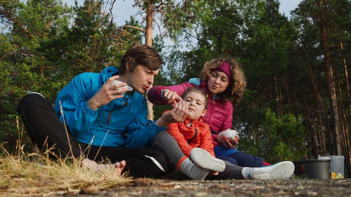 Schön ist, dass Kinder auf dem Campingplatz schnell neue Freunde finden und sich Langeweile meist gar nicht erst einstellt. ( Foto: Adobe Stock - Monkey Business )