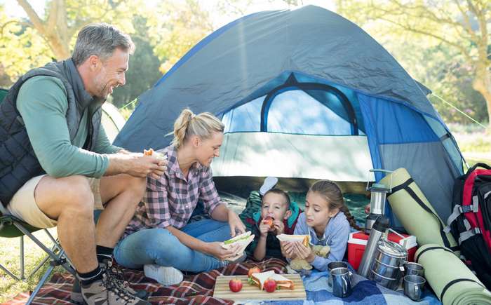 Das Campen soll ganz klassisch im Zelt stattfinden und nicht im Wohnwagen oder in der Blockhütte? Dann stellt sich die Frage: Welches Camping Zubehör ist wichtig?  ( Foto: Adobe Stock - wavebreak3 )