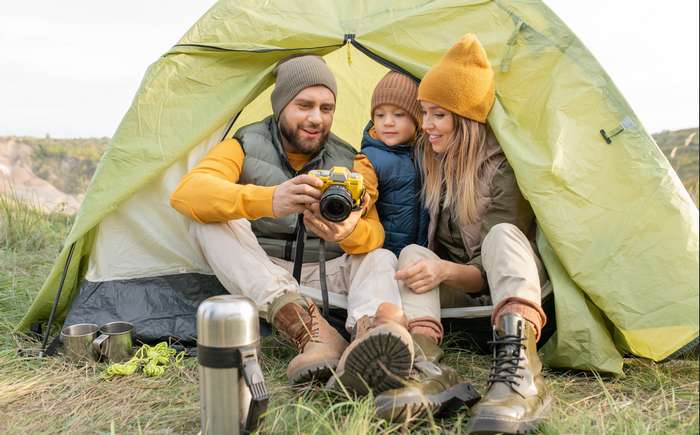 Familien sollten sich hier auf das Nötigste beschränken und nicht allzu viel Zusätzliches „für den Fall der Fälle“ mitnehmen. ( Foto: Adobe Stock - pressmaster )